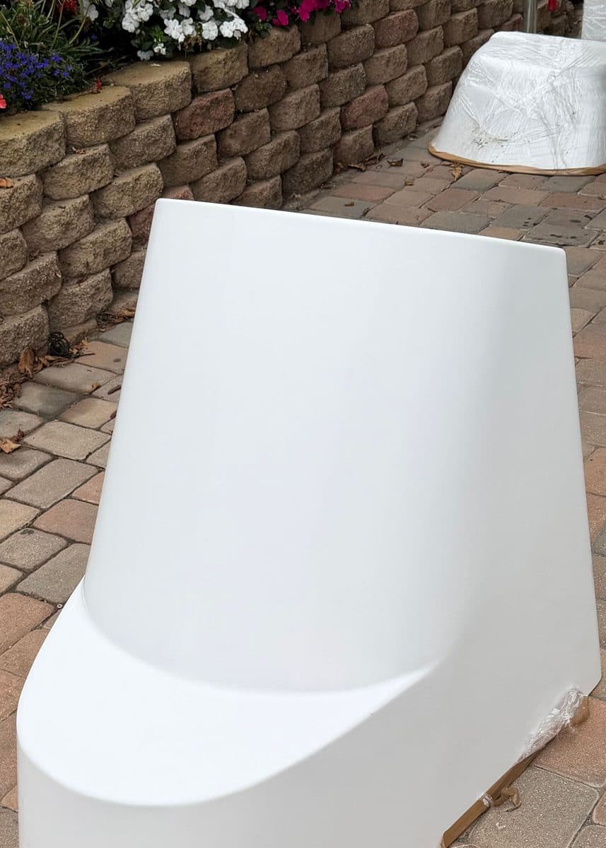Round-front console for a Livingston